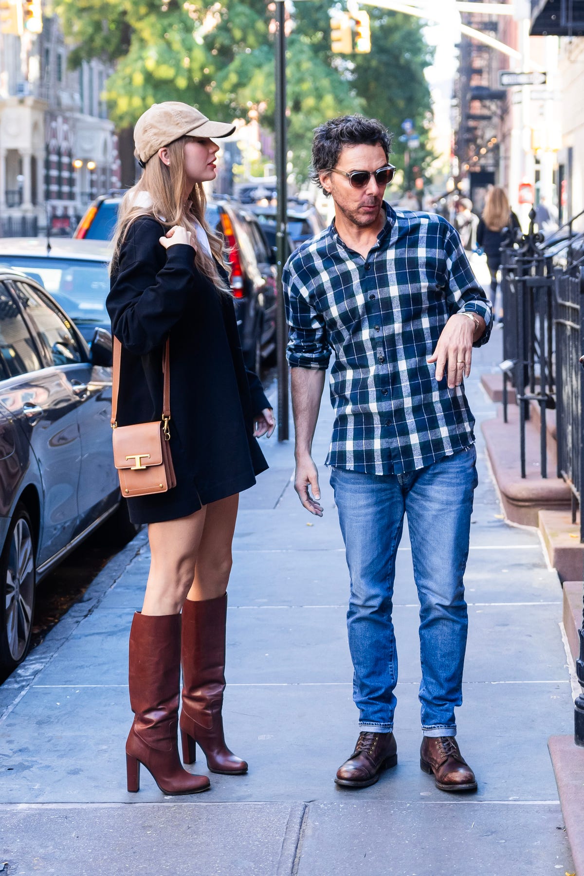 https://hips.hearstapps.com/hmg-prod/images/taylor-swift-and-shawn-levy-are-seen-in-the-west-village-on-news-photo-1698670113.jpg?crop=1.00xw:0.667xh;0,0.102xh&resize=1200:*