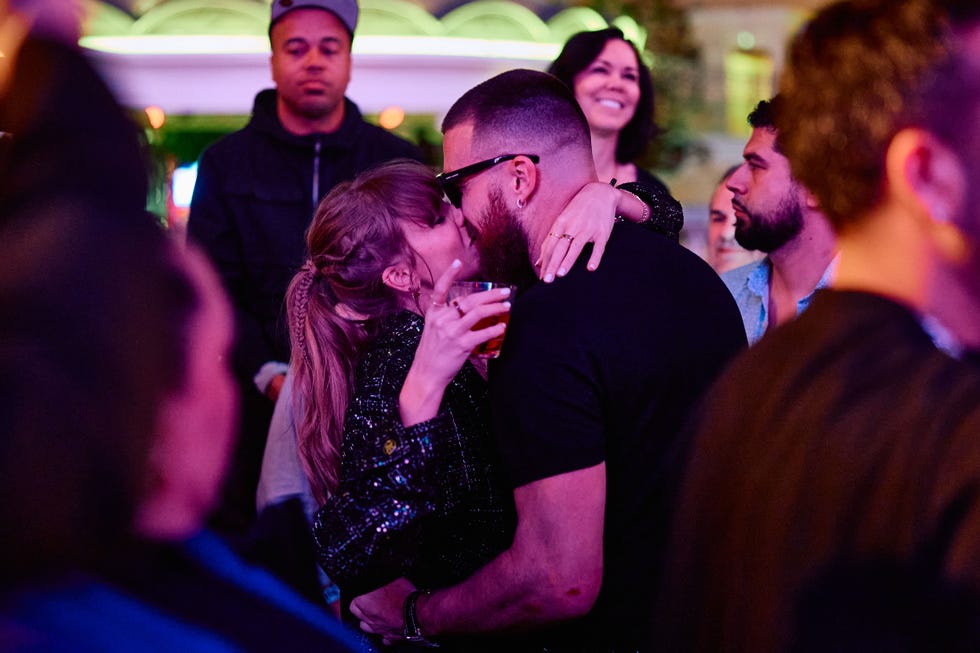 Taylor Swift och Travis Kelce kysser på efterfest