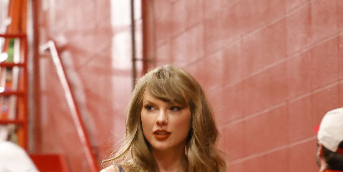 Taylor Swift Reportedly in "Negotiations" About Playing Super Bowl Halftime Show