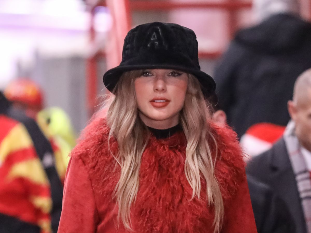 In Photos: Taylor Swift Wears Fluffy Red Jacket to Chiefs Game