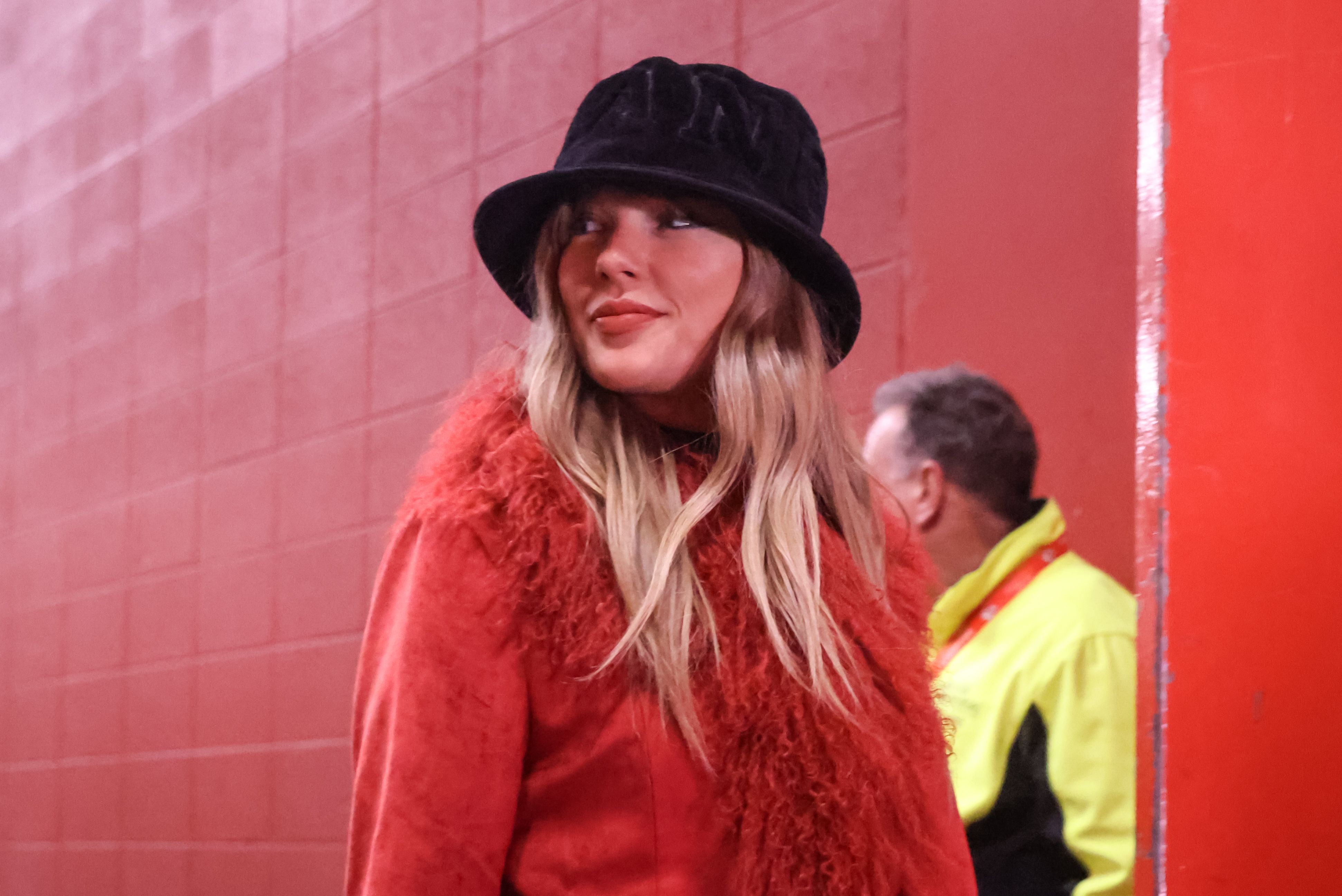 taylor-swift-arrives-at-the-