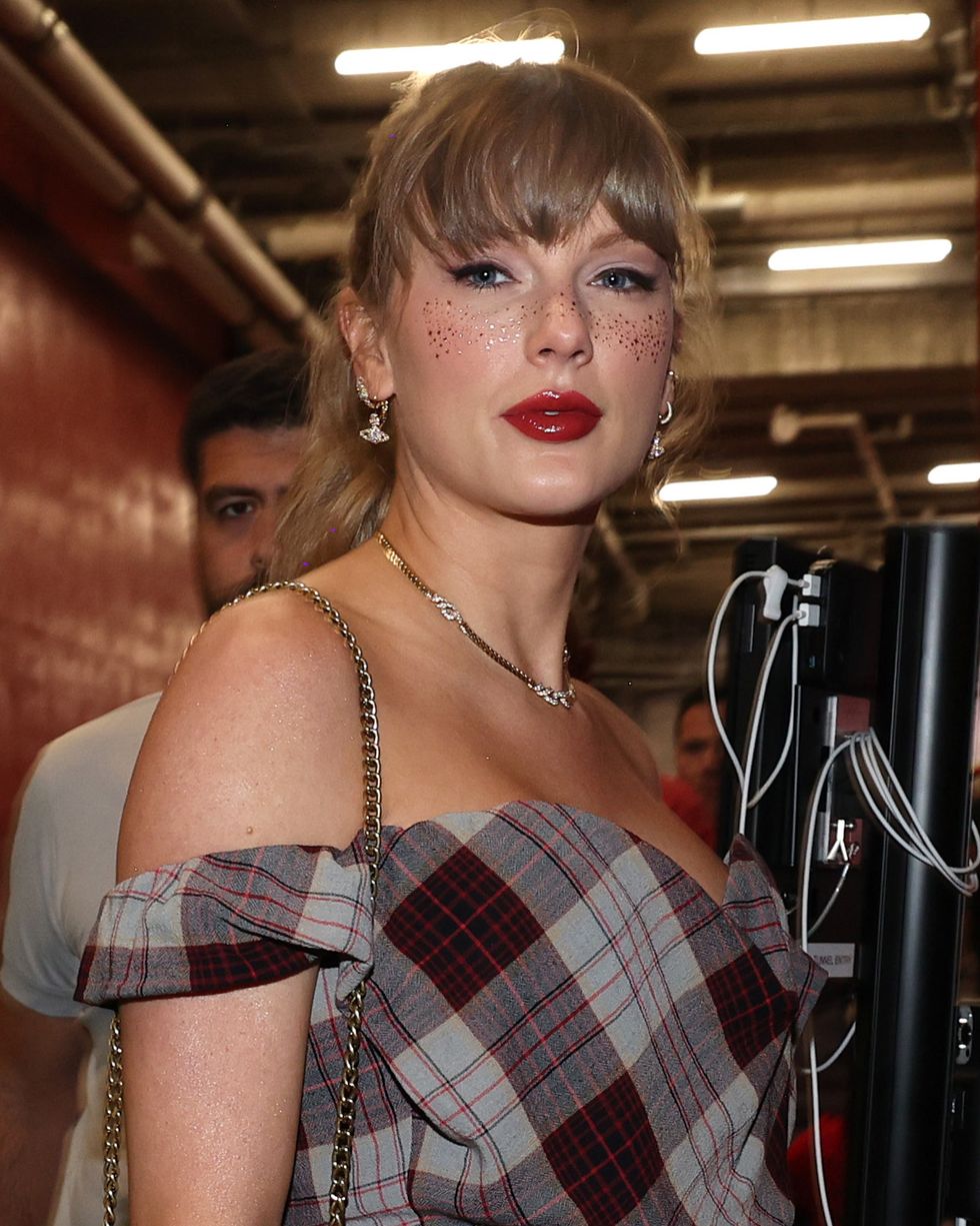 taylor swift vivienne westwood earrings