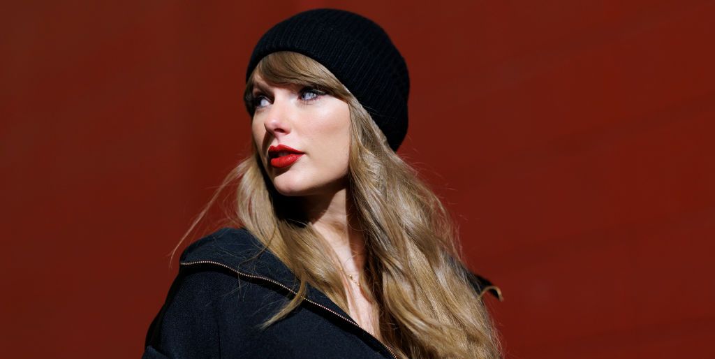 Felpa e minigonna, la combo di Taylor Swift per l'inverno