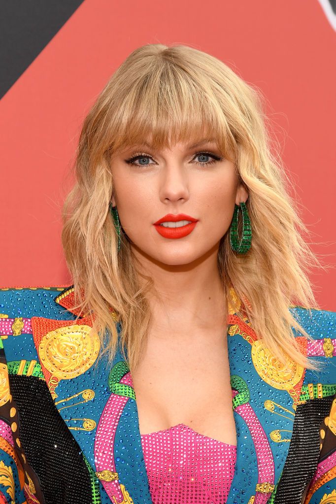 40 Taylor Swift Hairstyles And Haircuts - Celebrities