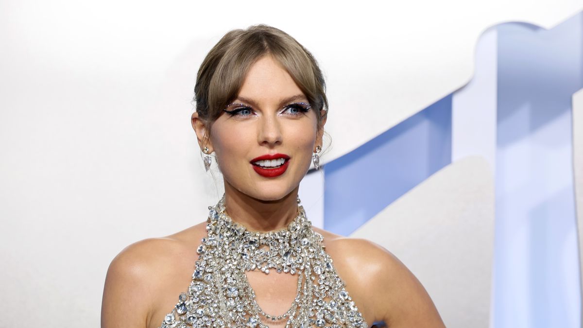 Taylor Swift Gives Gilded Glamour at the 2022 Toronto
