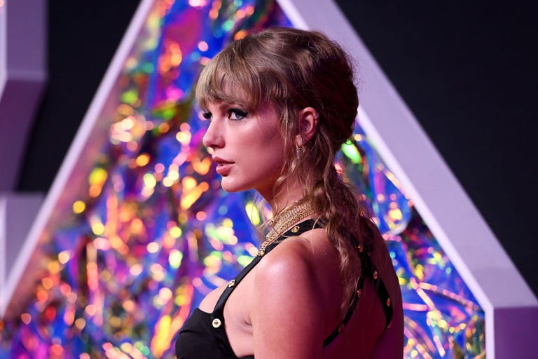 Taylor Swift's VMAs up-do is basically a faux mullet