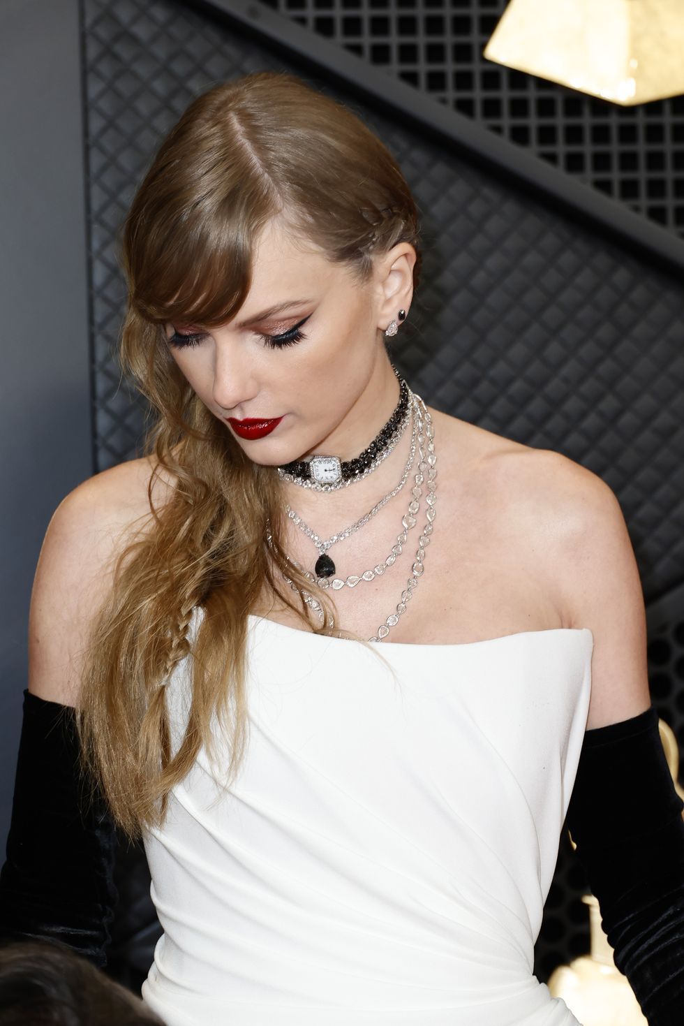 Guarda Taylor Swift organizzare un uovo di Pasqua di mezzanotte sul tappeto rosso ai Grammy Awards