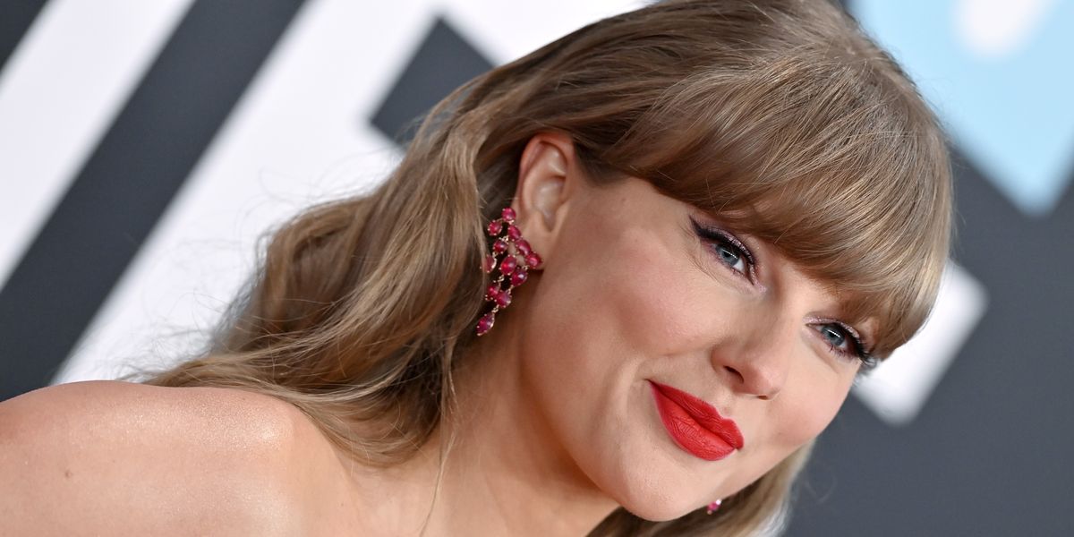 We Found Taylor Swift’s Orange Lipstick, and It’s on Sale for $18 Right Now