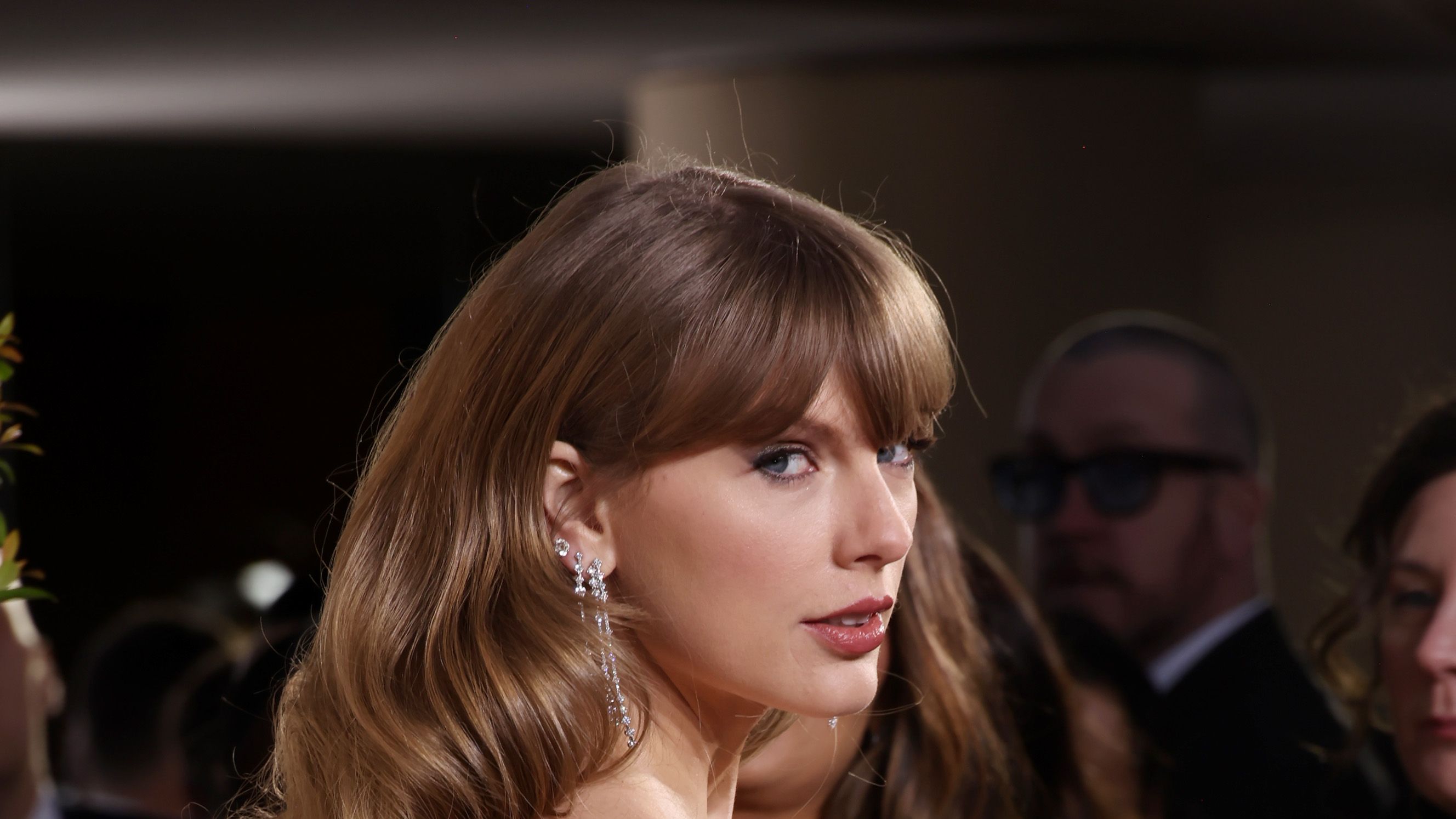 Taylor Swift Stuns in Green Dress at Golden Globes 2024