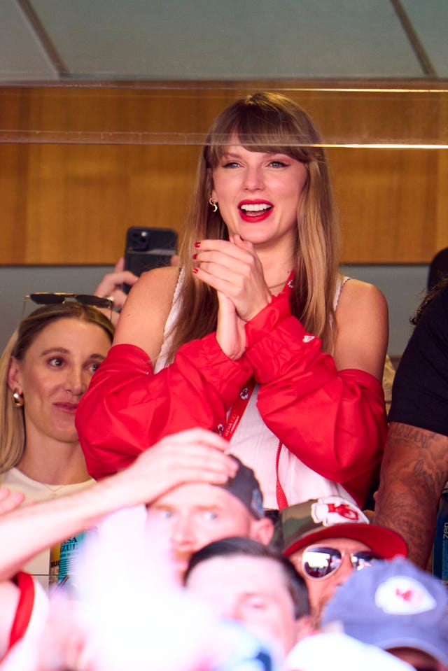 Taylor Swift Wore These New Balance 550 Sneakers at the Chiefs Game With Travel Kelce