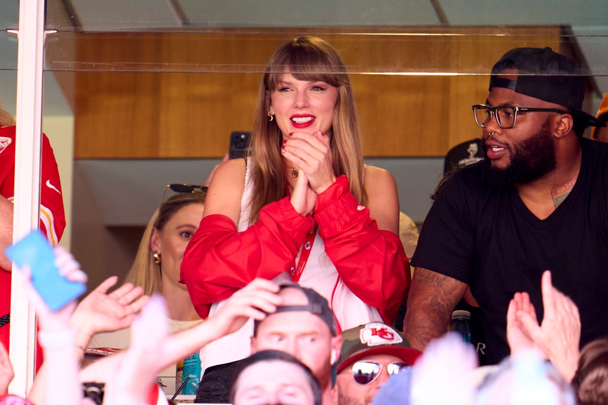 Taylor Swift, Travis Kelce romance rumors: Chiefs star rents out restaurant  for private party with pop singer 