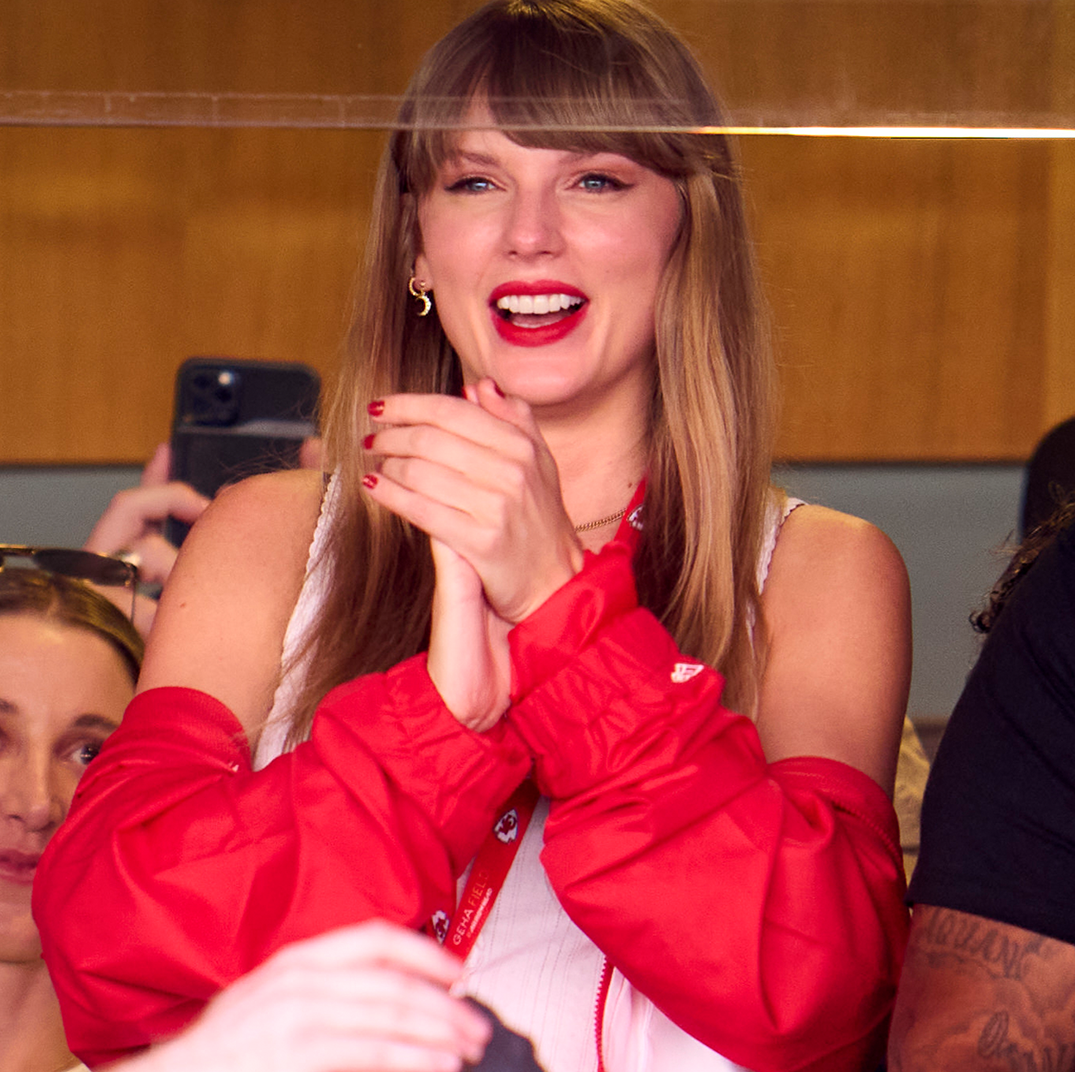 I Ship Taylor Swift and Her New Balance Sneakers at Last Night's Chiefs Game