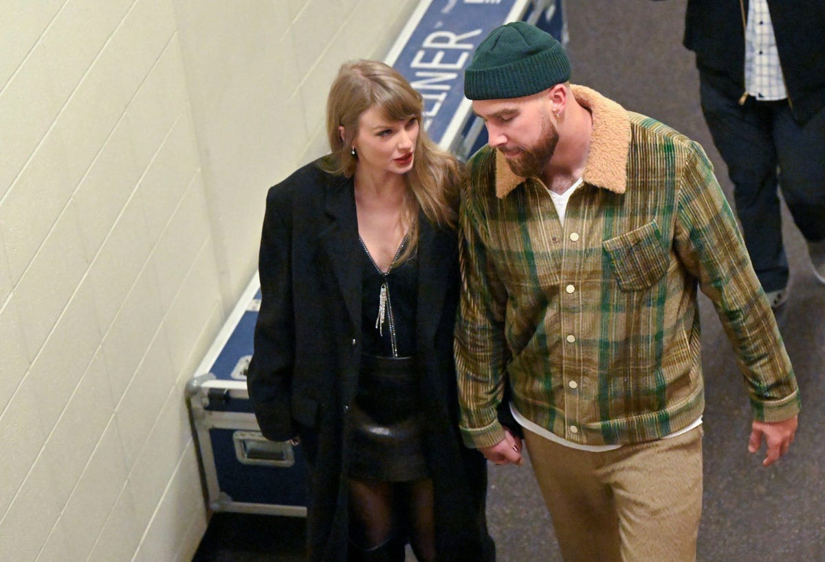 Taylor Swift e Travis Kelce per mano dopo la partita degli Chiefs