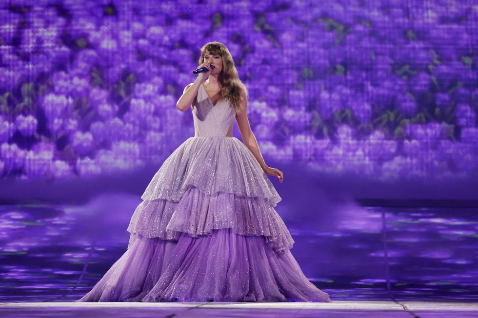 Taylor Swift trägt ein lila Rüschenkleid auf der Bühne während ihrer Eras-Tournee in Singapur