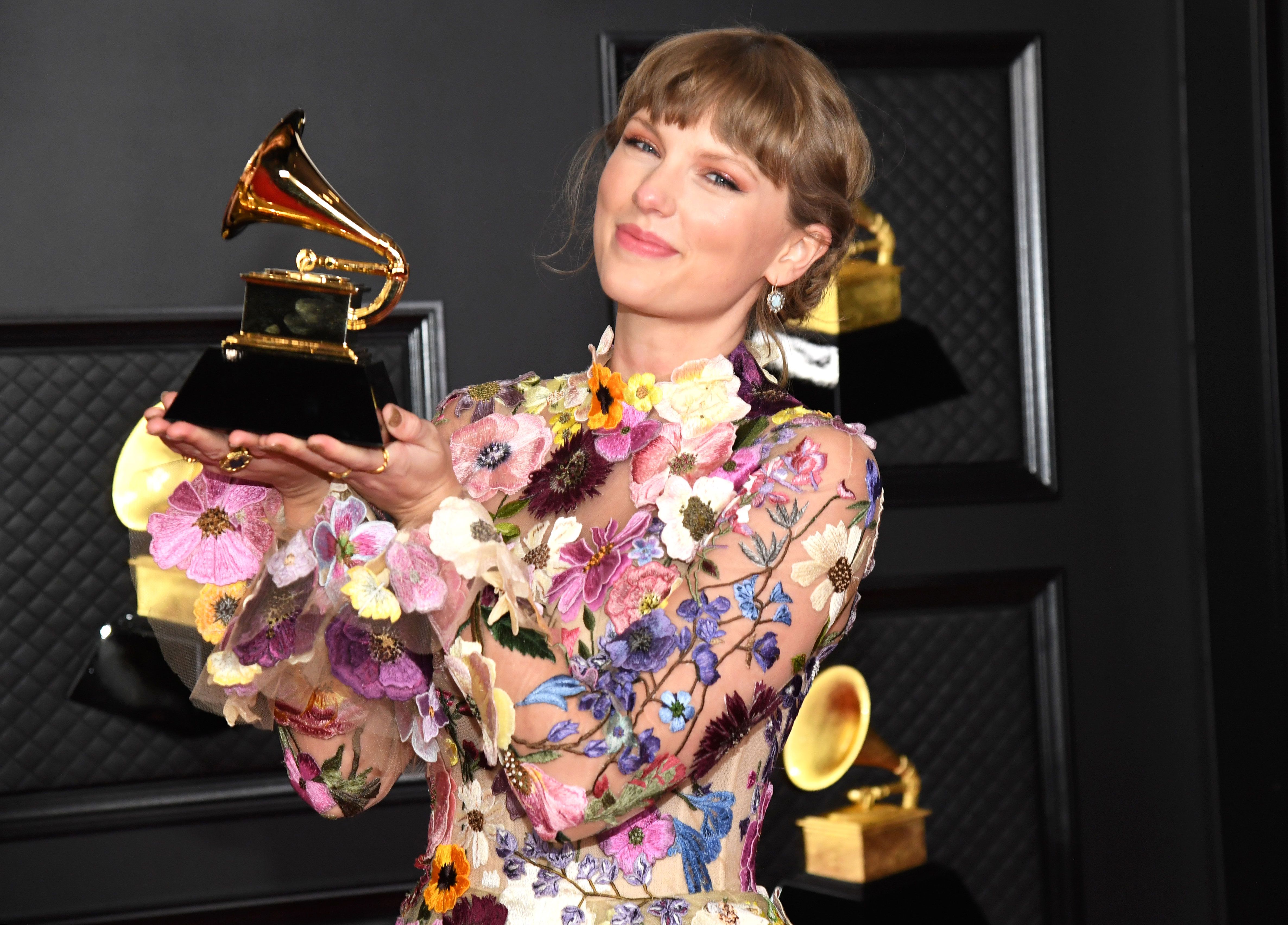 4745px x 3407px - Taylor Swift Just Made History By Breaking This Beatles' UK Album Record