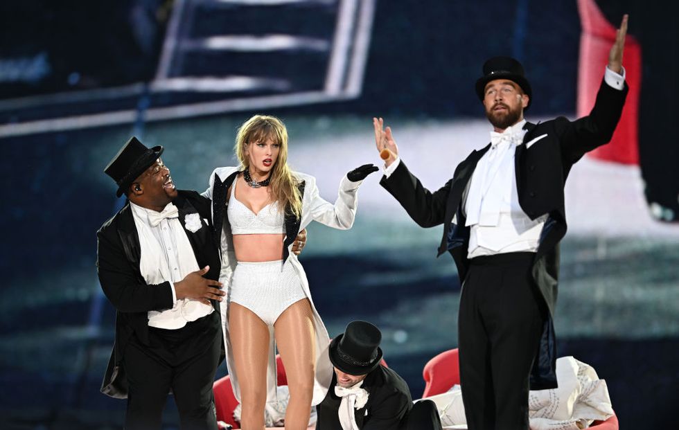 Taylor Swift y Travis Kelce leyendo labios en el escenario durante la gira 'Eras'