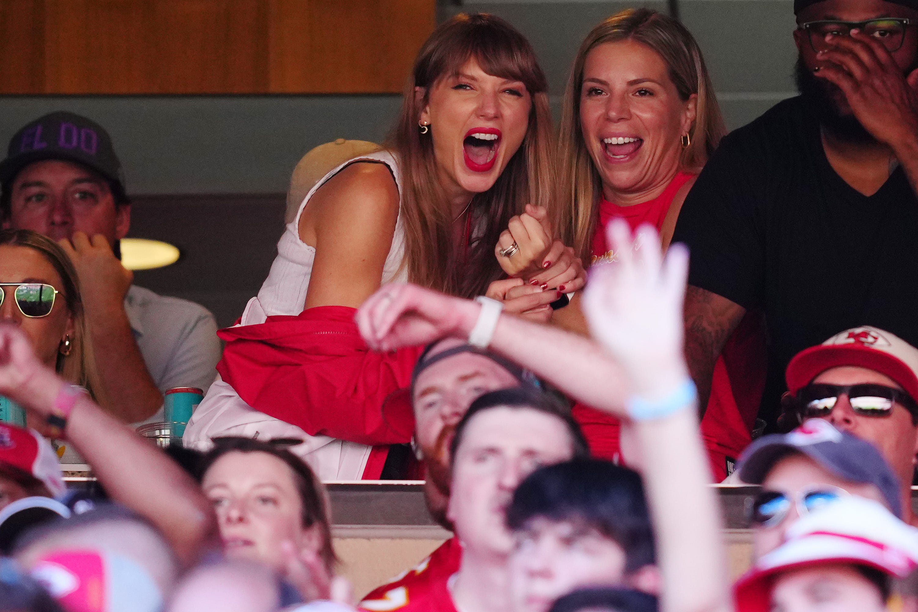  Alert: Taylor Swift Is in the Stands Watching Travis Kelce's Game RN!