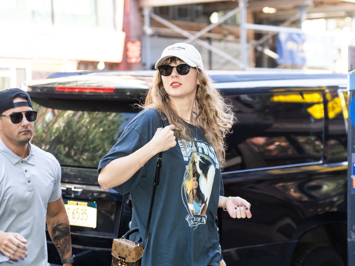 Taylor Swift Wore a Shania Twain T-Shirt and Biker Shorts in NYC