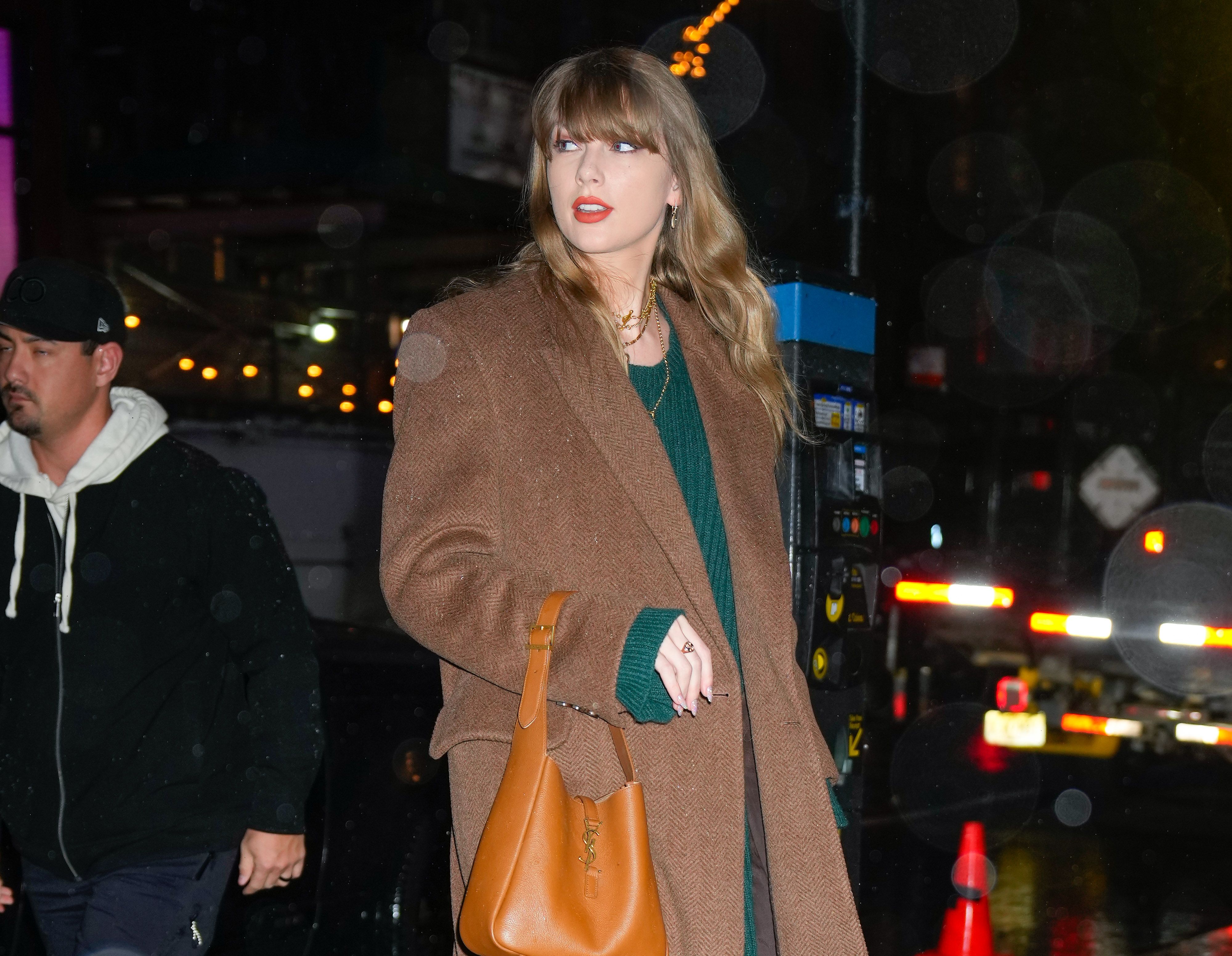 https://hips.hearstapps.com/hmg-prod/images/taylor-swift-is-seen-on-january-09-2024-in-new-york-city-news-photo-1704891044.jpg