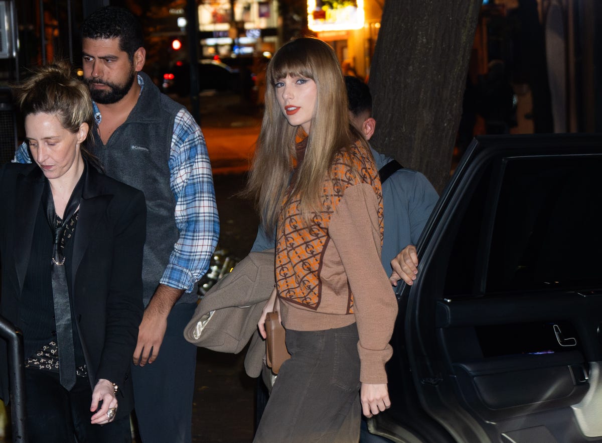 Taylor Swift Keeps Carrying Brown Crossbody Bags