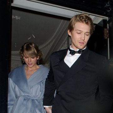 taylor swift and her former boyfriend joe alwyn in london