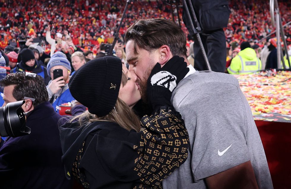 taylor swift kissing travis kelce at the 2025 afc championship