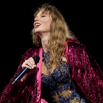 taylor swift and matty healy both singing into microphones at different concerts taylor swift and matty healy both singing into microphones at different concerts