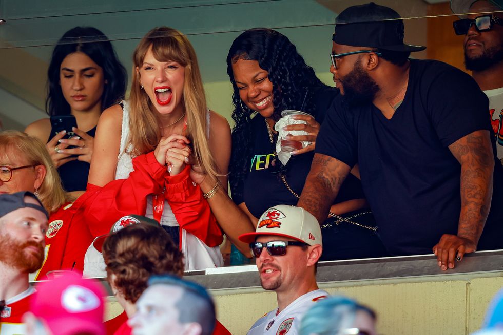 taylor swift seen cheering on travis kelce at a football game