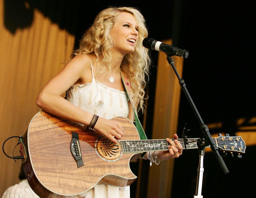 taylor swift performs in kansas city on may 11, 2007