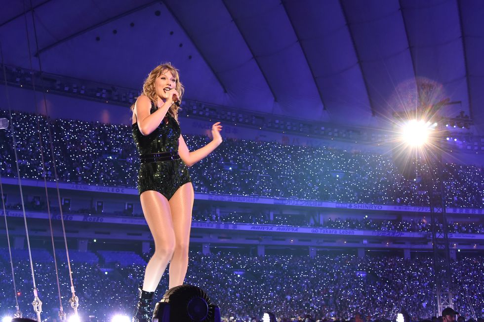 taylor swift performing