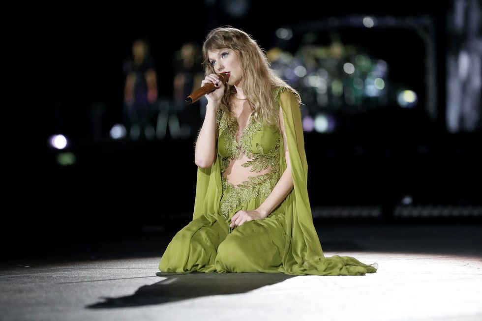 taylor swift's green dress during the eras tour in tampa, fl