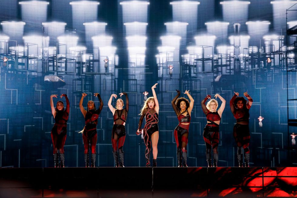 泰勒絲演唱會14大超狂紀錄盤點：造成xx級小地震、歌迷「集體失憶」、xx億 帶動全美經濟