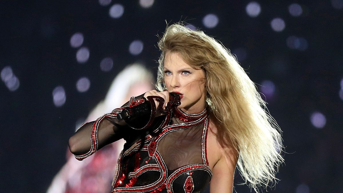 preview for Taylor Swift at the 2022 MTV Video Music Awards