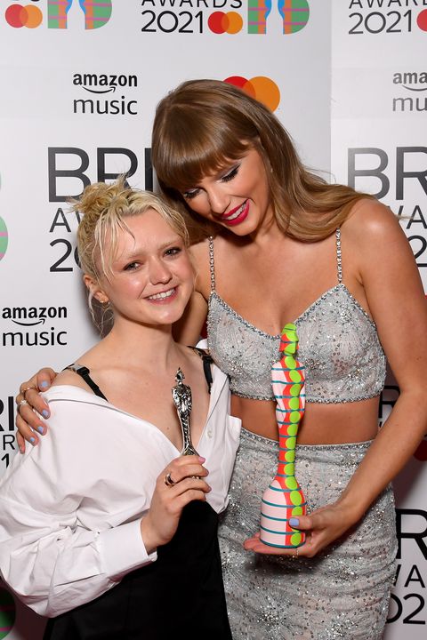 taylor swift and maisie williams at the brit awards