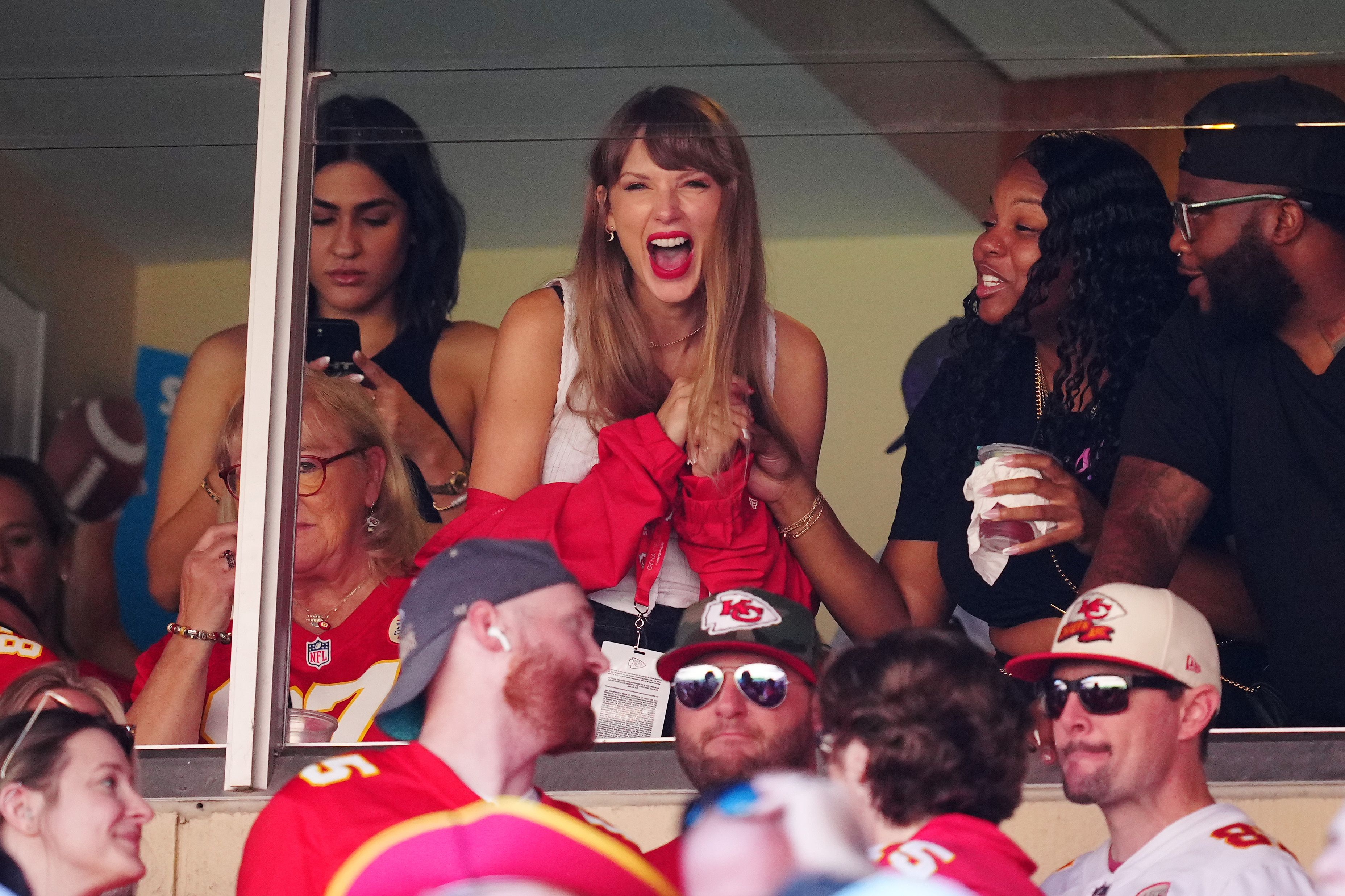 Taylor Swift Perfects Stadium Style at Kansas City Chiefs Game