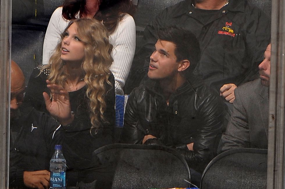 los angeles, ca october 25 taylor lautner and taylor swift attend the nhl game between the columbus blue jackets and the los angeles kings during the game on october 25, 2009 at staples center in los angeles, california photo by andrew d bernsteinnhli via getty images
