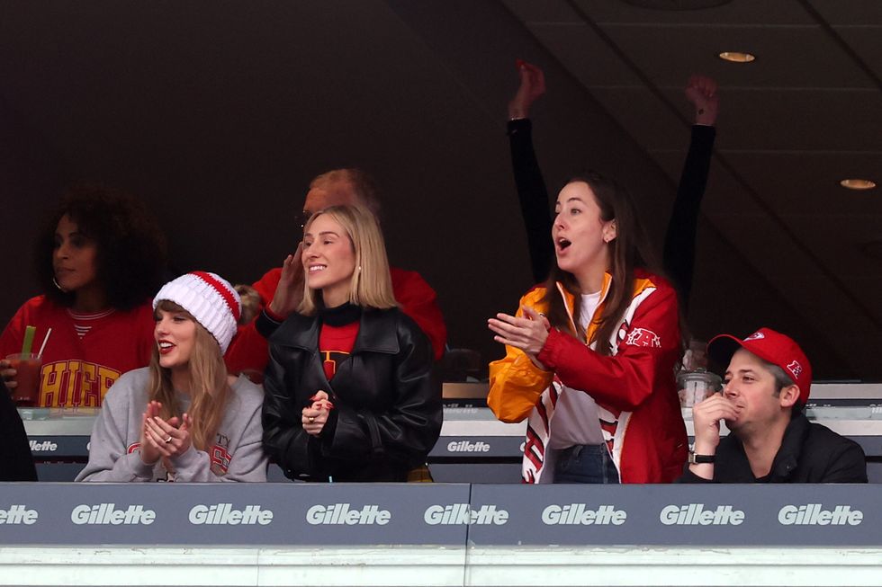 Taylor Swift Perfects Stadium Style at Kansas City Chiefs Game - Get Her  Look