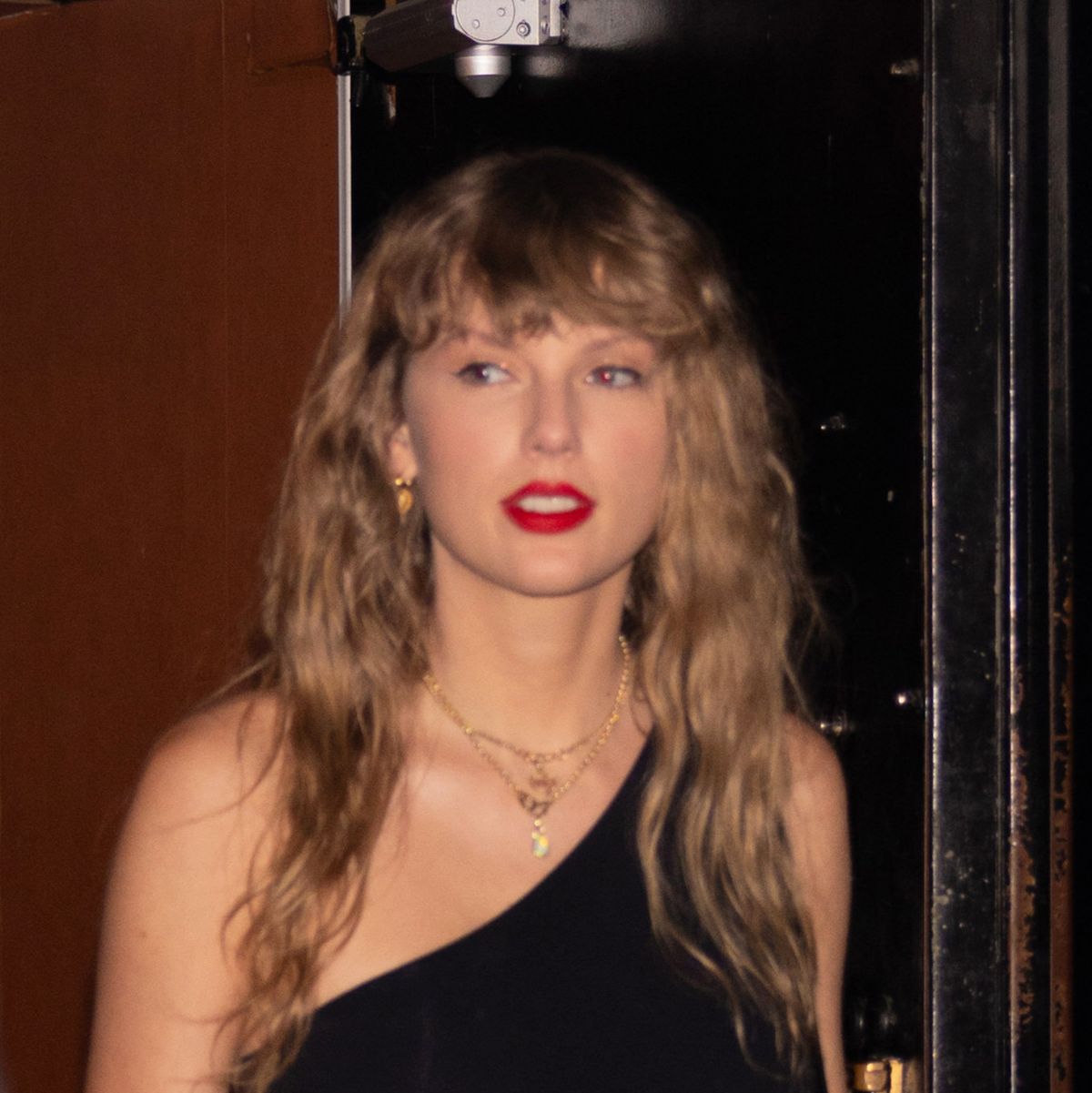 How Taylor Swift Stoked Travis Kelce Dating Rumors With Opal Necklace