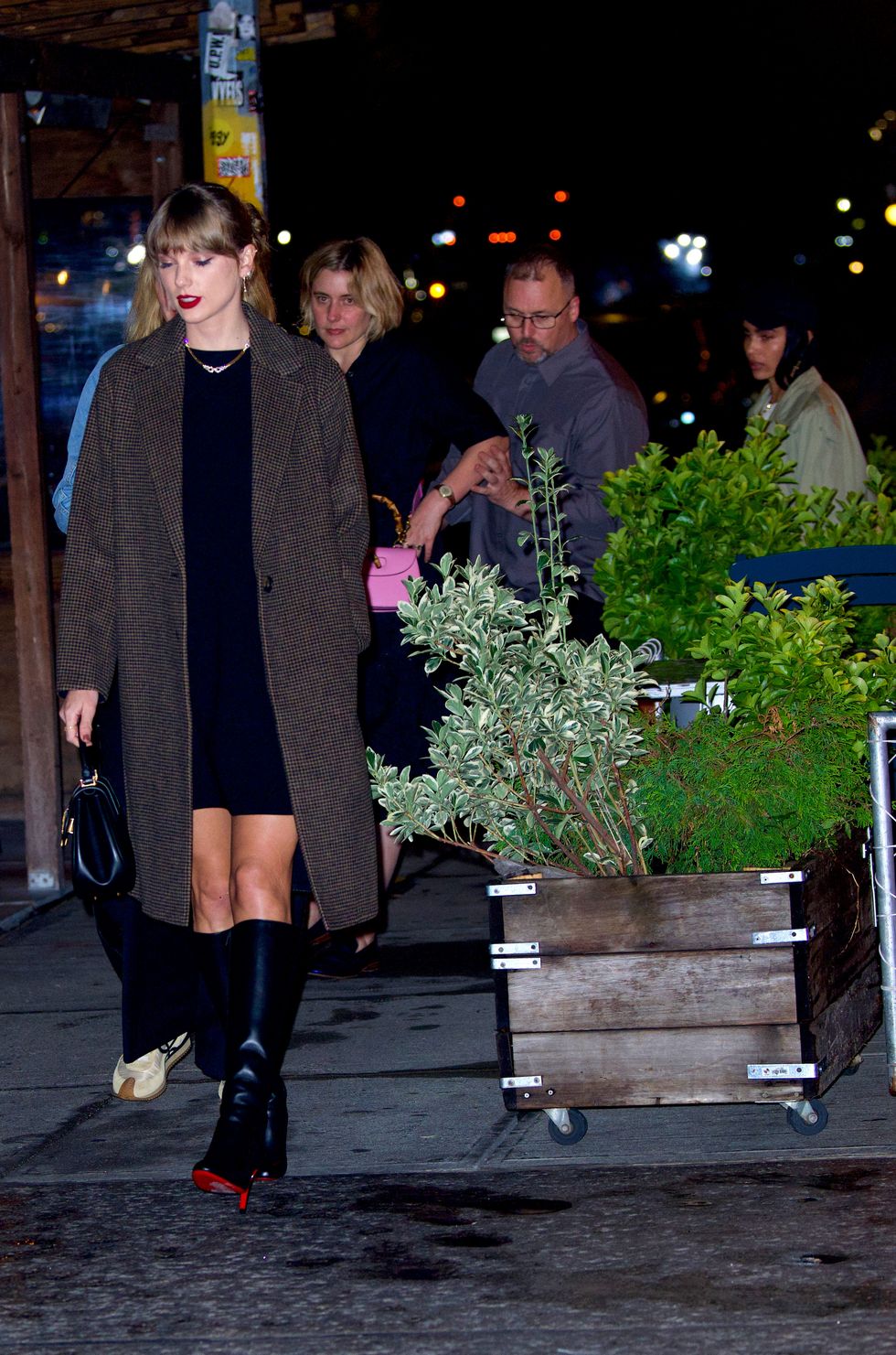Taylor Swift Wears a Houndstooth Coat on Date Night with Travis Kelce -  Shop Similar