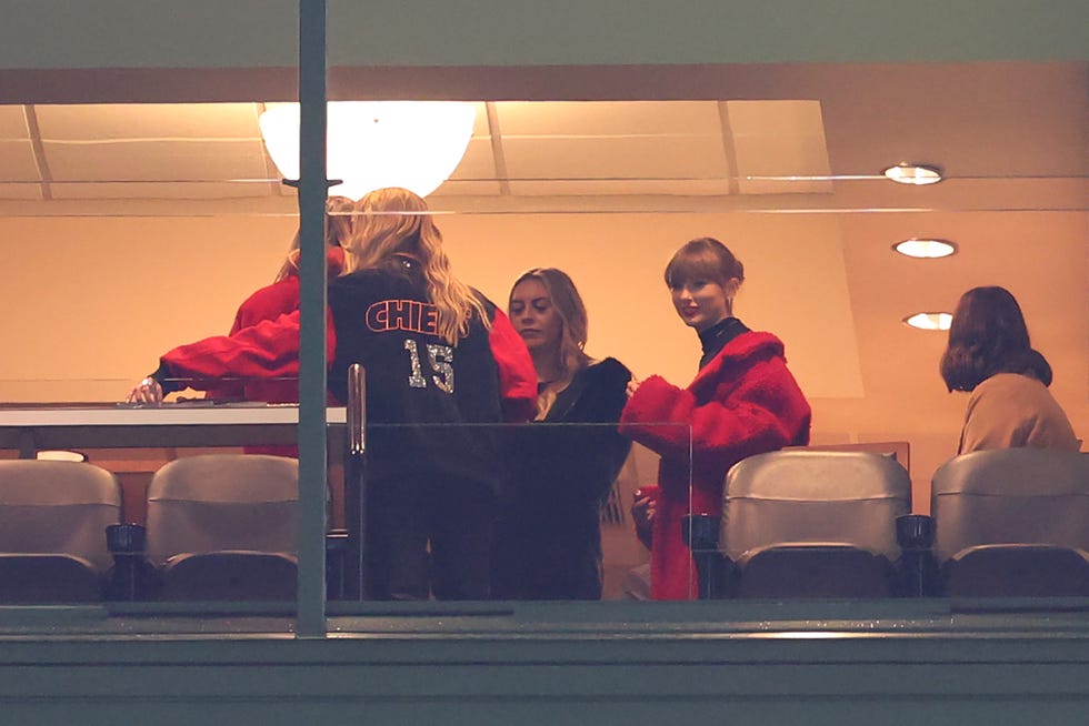 taylor swift at the kansas city chiefs v green bay packers game