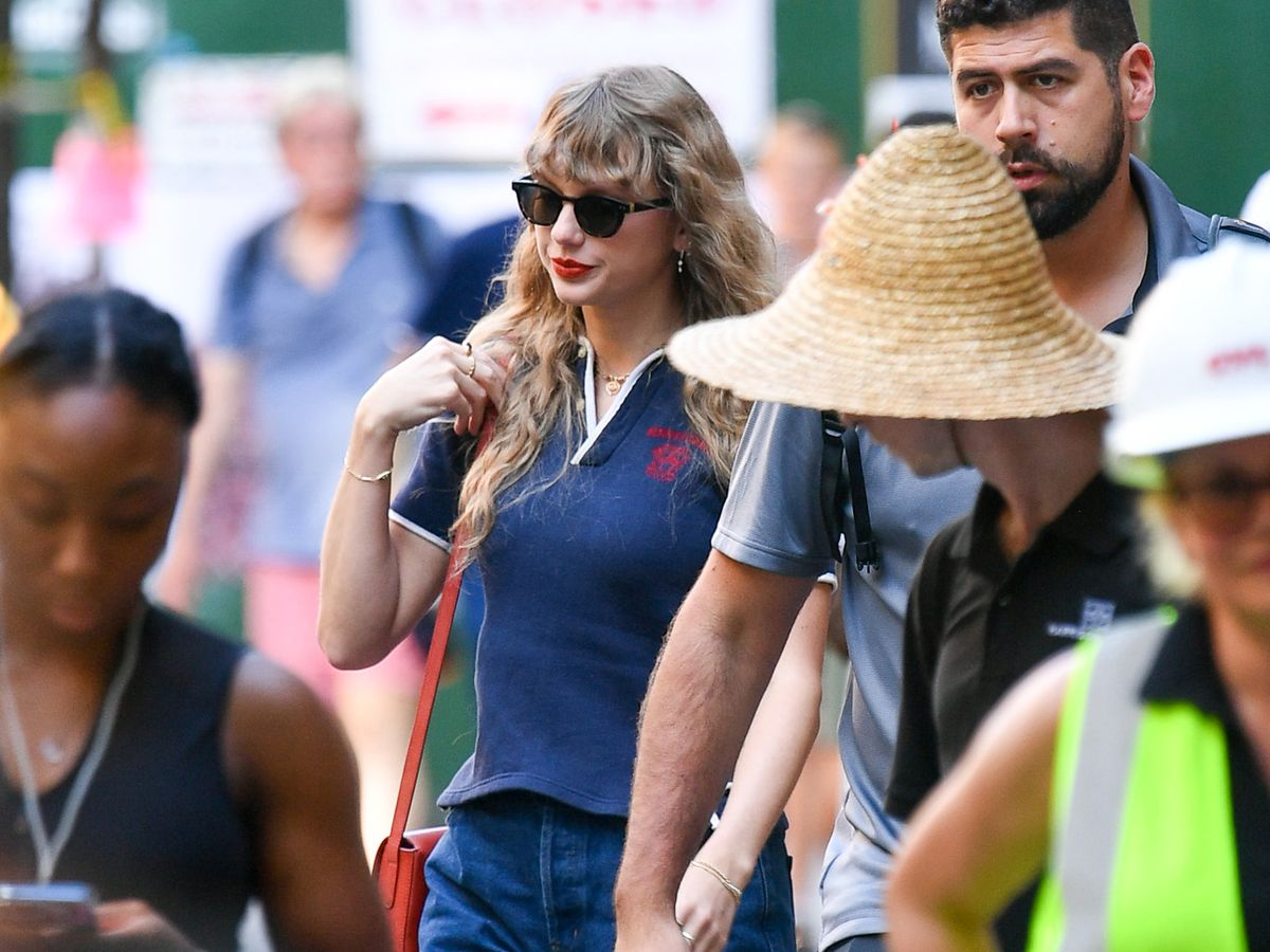 Taylor Swift wears University of Pennsylvania vintage shirt sourced by  Philadelphia-area's Peppered Goods