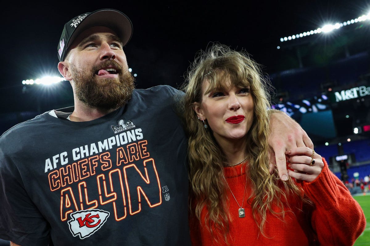 Taylor Swift e Travis Kelce, il bacio in tv e la sovraeposizione