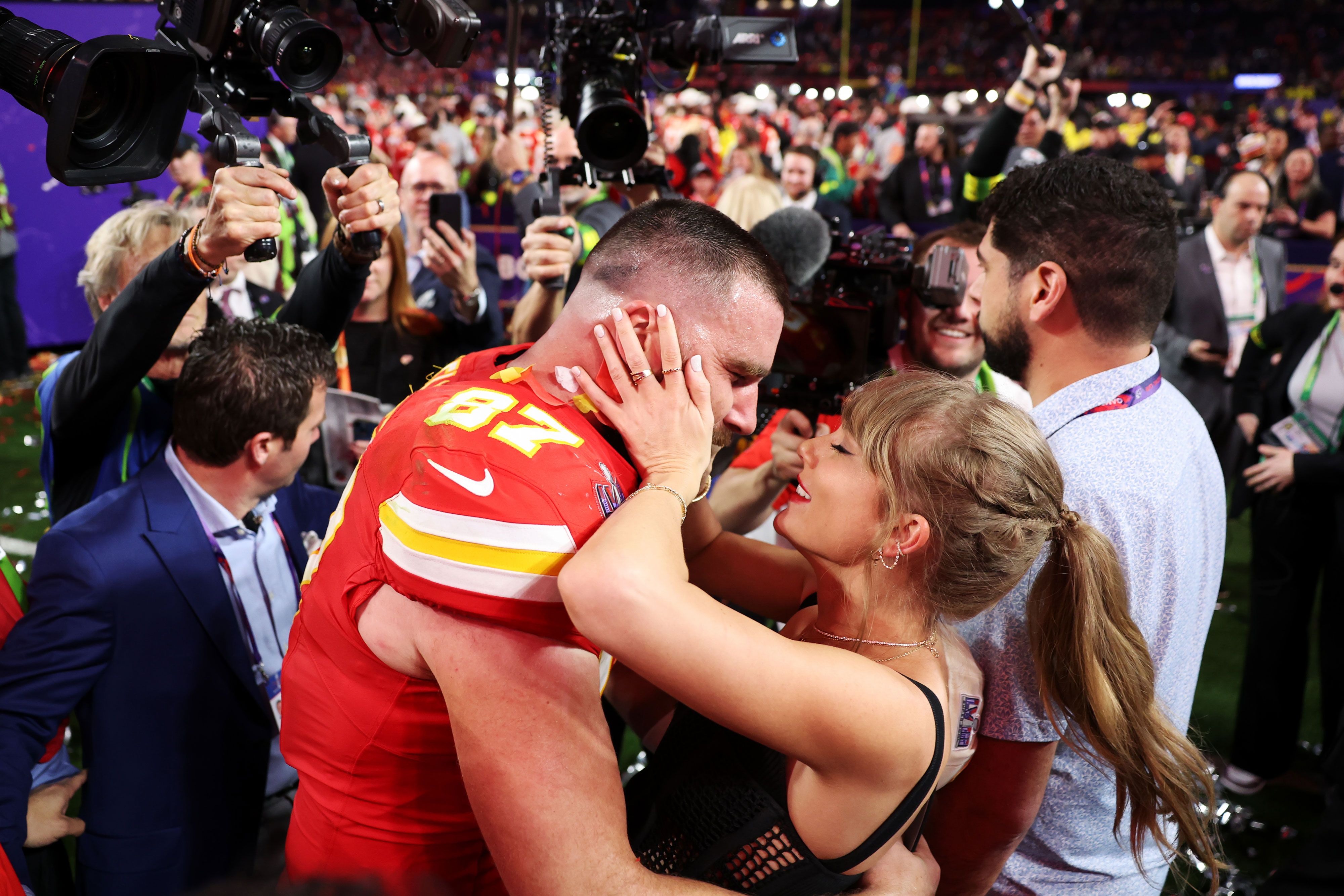 Breaking: “Touchdown in Love!” — Chiefs Coach Weighs In on Travis Kelce & Taylor Swift’s Romance as Power Couple Enters 3rd NFL Season Together 💘🏈 As the Kansas City Chiefs gear up for another Super Bowl run, all eyes are also on the team’s off-field MVP couple. Travis Kelce and Taylor Swift are kicking off their third NFL season together — and now, head coach Andy Reid is sharing his thoughts on the headline-making romance that has fans cheering on and off the field.-baonhi123