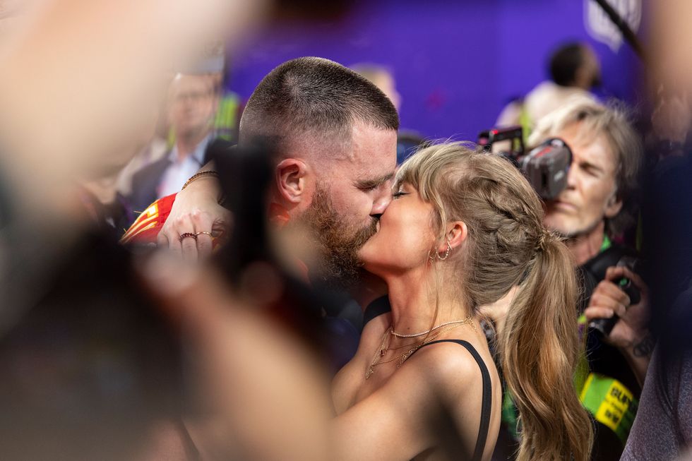 travis kelce and taylor swift kissing after he won the super bowl