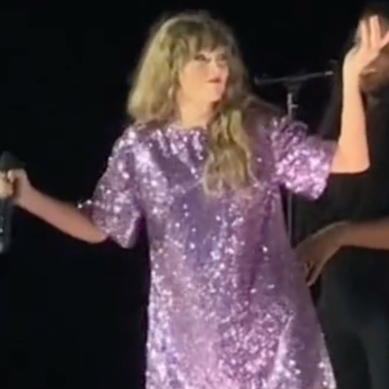 This Video of Taylor Swift's Expert Handling of a Wardrobe Malfunction Is Going Viral on TikTok