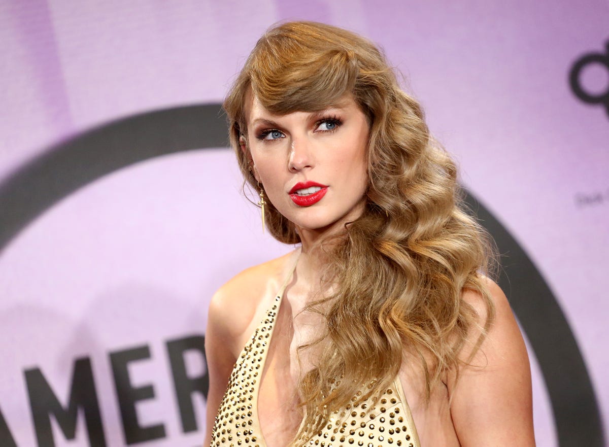 Taylor Swift Making Feature Film Directing Debut for Searchlight