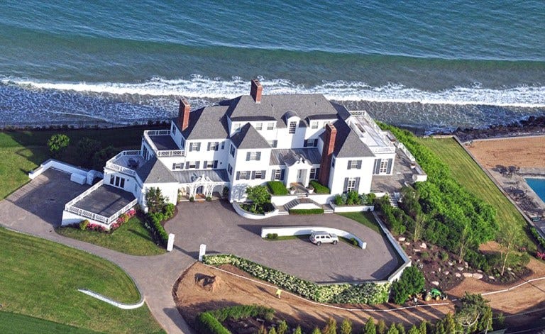 https://hips.hearstapps.com/hmg-prod/images/taylor-swifts-house-in-rhode-island-1607617955.jpg?crop=1xw:0.8152866242038217xh;center,top&resize=1200:*