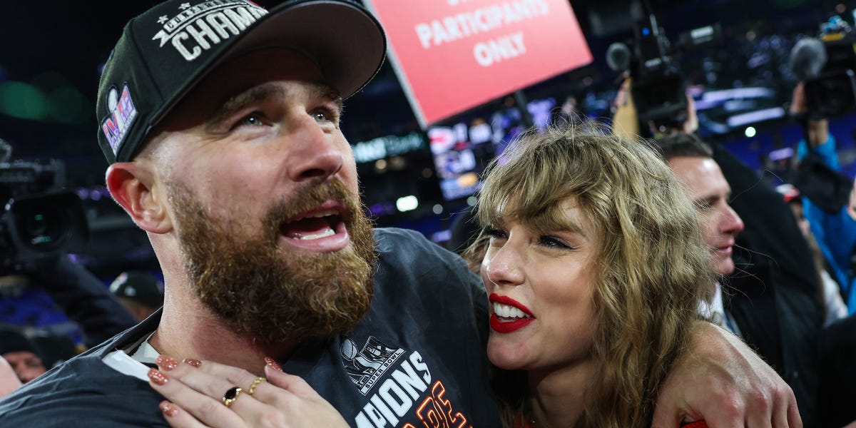 Is Taylor Swift Wearing An Engagement Ring From Travis Kelce? Here's The ...