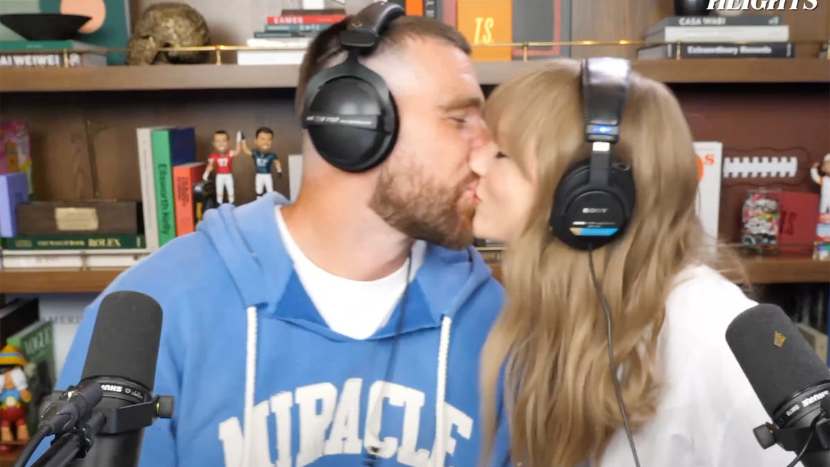 Travis Kelce und Taylor Swift küssen sich in seinem Podcast