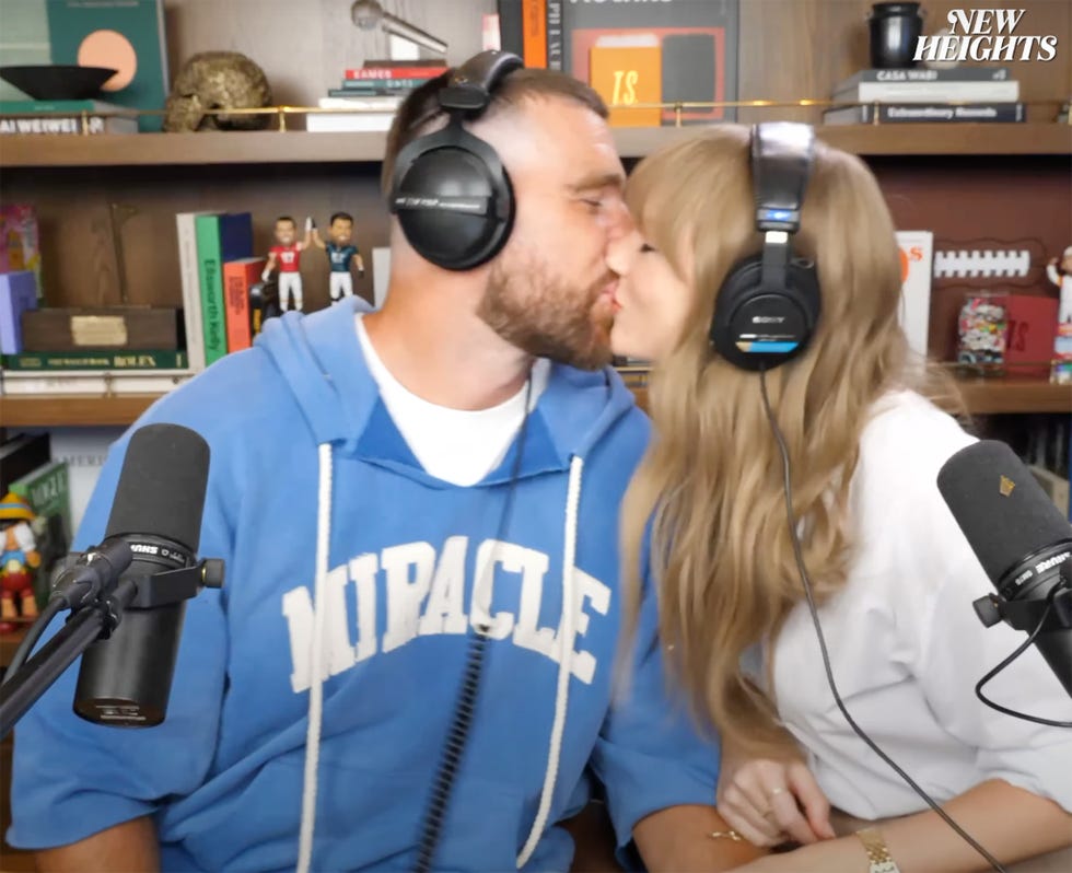 Travis Kelce und Taylor Swift küssen sich in seinem Podcast